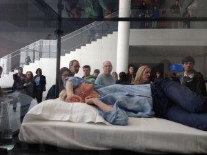 Però non potete dormire al museo... Tilda Swinton solo può farlo al MOMA!